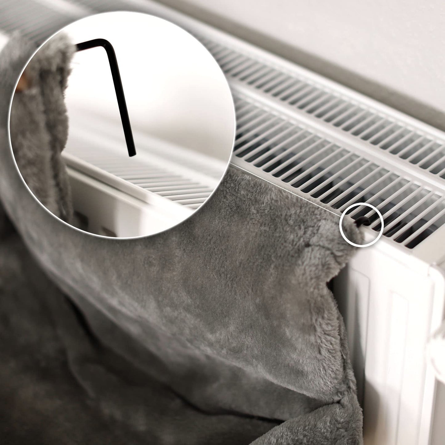 Mikrofgo Katzenheizungsliege mit kuscheligem Plüschbezug, warmes Katzenbett zum Einhängen mit Metallhaken für alle gängigen Heizungen, waschbare Katzenhängematte aus gemütlichem Material, dunkelgrau