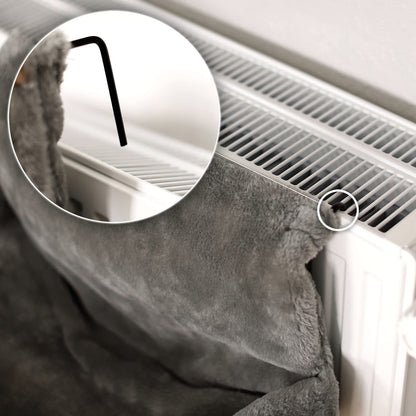 Mikrofgo Katzenheizungsliege mit kuscheligem Plüschbezug, warmes Katzenbett zum Einhängen mit Metallhaken für alle gängigen Heizungen, waschbare Katzenhängematte aus gemütlichem Material, dunkelgrau