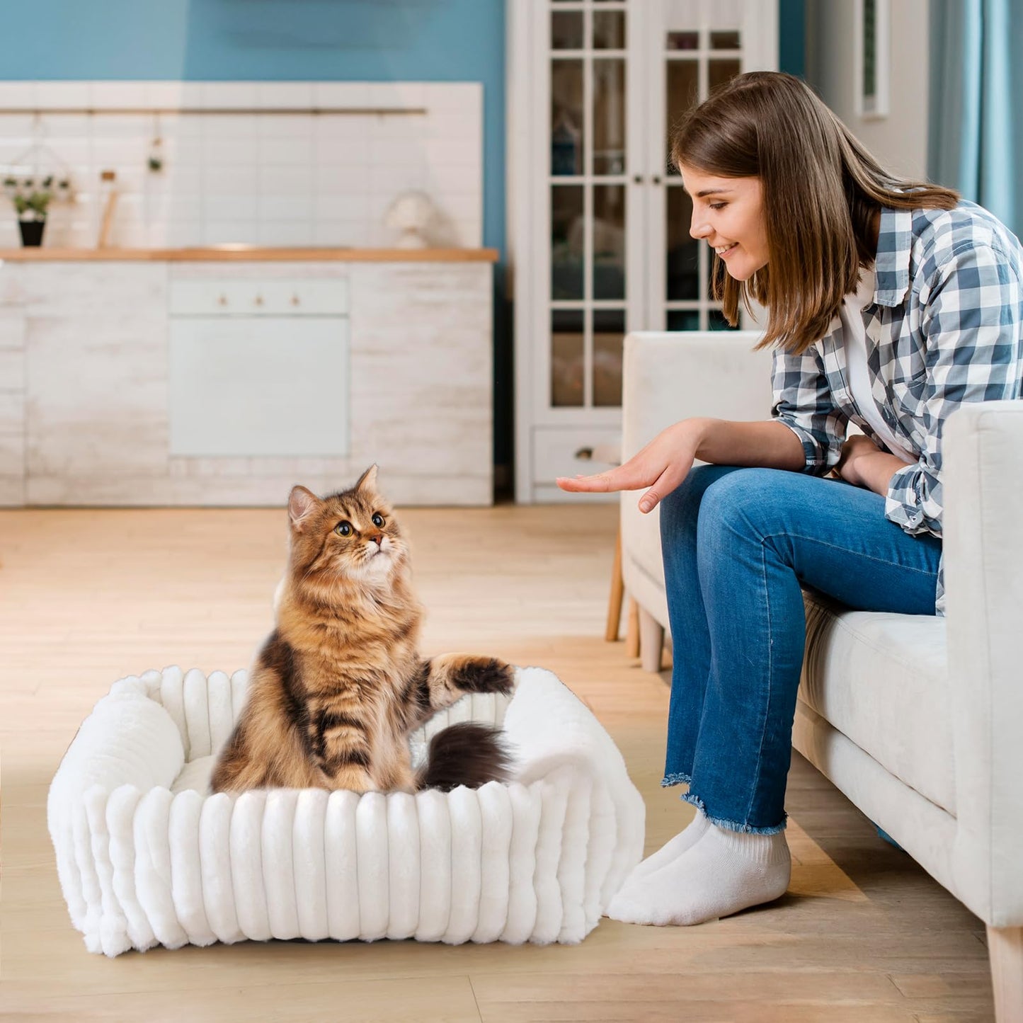 Mikrofgo Katzenbett Flauschig Washbar 50x48x15 cm, Plüsch Katzen Schlafplatz Weich und Warm für Katzen Kleine Hunde, Orthopädisches Kuschelbett mit Rutigfester Boden Weiß