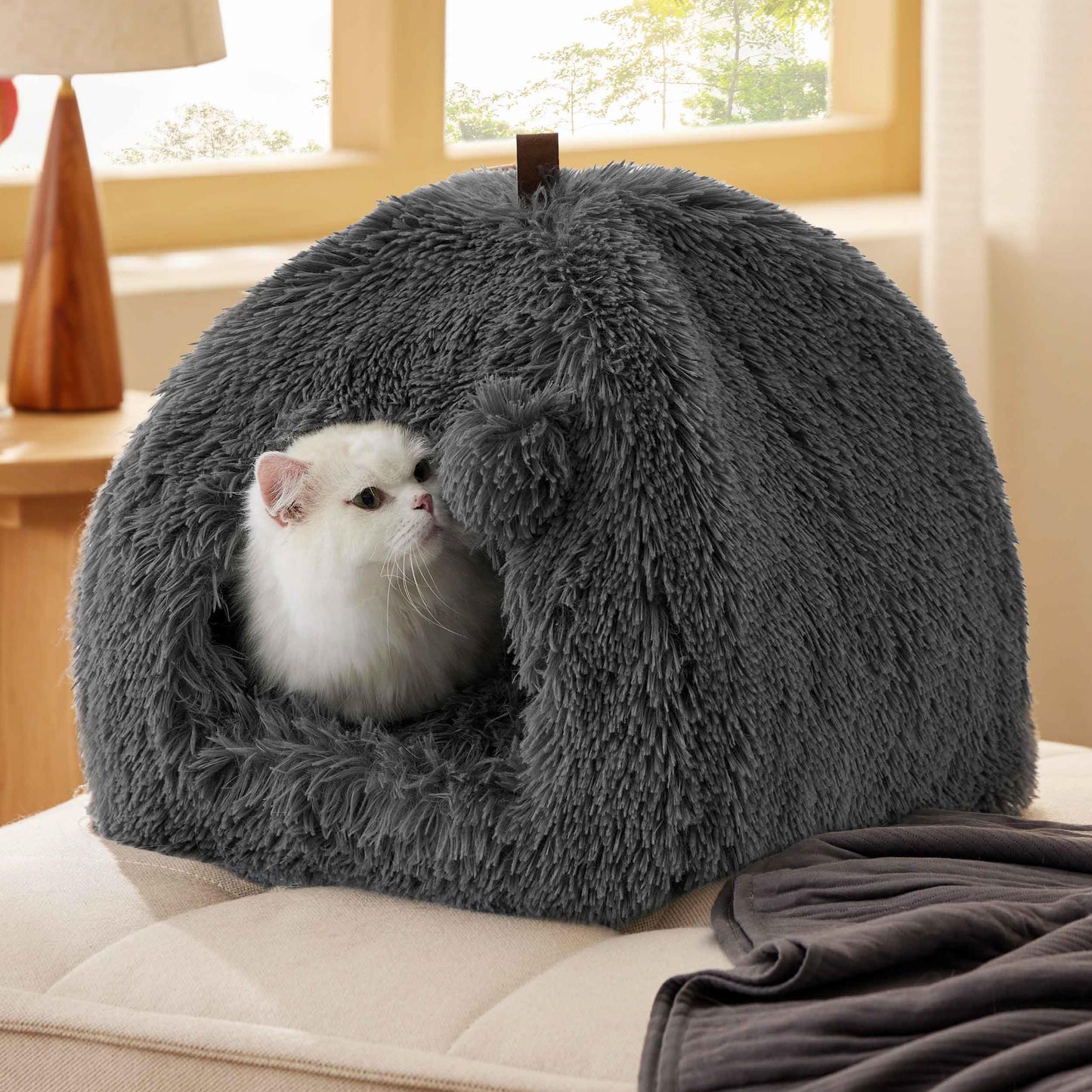 Mikrofgo Katzenbett große Katzen Katzenhöhle- 40x40x40 cm Plüsch Katzenhaus Indoor mit abnehmbarem Katzenkissen und hängendem Spielzeug, Katzen Bettchen waschbar, dunkelgrau